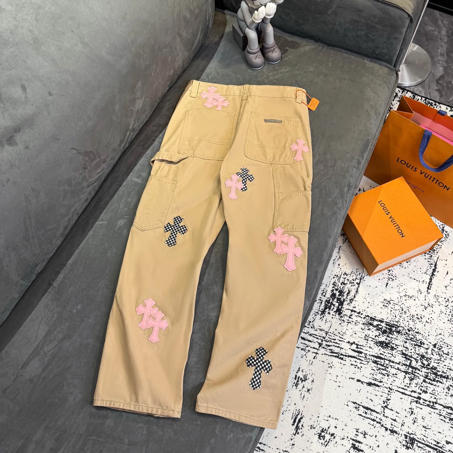 P270 CHROME HEARTS 2025 new khaki logging pink checkerboard cross leather couple style loose jeans Top ceiling quality Styles with different washed textures are very friendly to people with thin legs and thick legs. The straight and loose version is very flattering to the leg shape. The moderate length will never go out of style, easy to match with casually, the basic styling of various styles, a must-have in the wardrobe! The fabric is stiff but also makes the upper body soft without losing texture. The washing process is even more perfect. It is a must-have item for everyone! ! ! Color: Khaki Size: 28/30/32/34 Waist: 75/80/85/90 Knee: 45.5/47/48.5/50 Pants length: 102/104/106/108